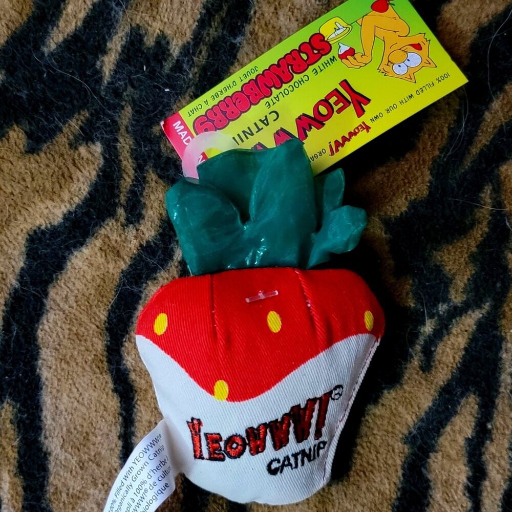 Cat Kitten Toy Yeowww! White Chocolate Strawberry w/ Catnip ea. New!